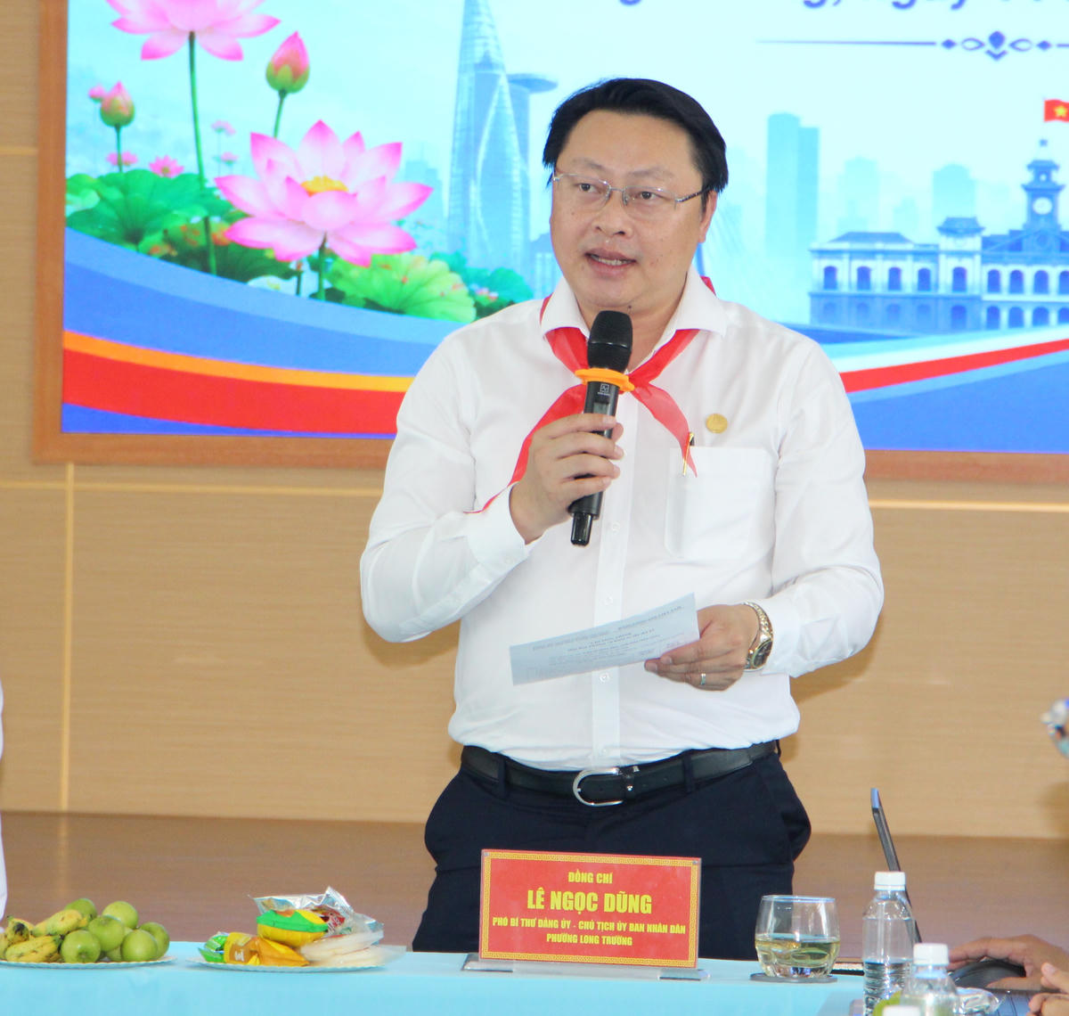 Ông Lê Ngọc Dũng – Phó Bí thư Đảng uỷ, Chủ tịch UBND phường Long Trường giải đáp các thắc mắc của các em học sinh. Ảnh: Q.Đ.