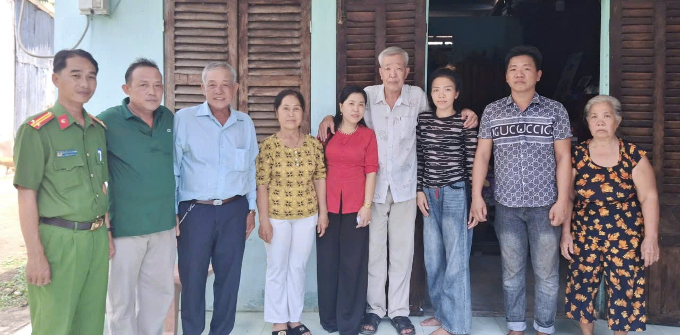 Cán bộ Công an phường Mỹ Quới, TP Cần Thơ chụp ảnh lưu niệm cùng gia đình chị Huỳnh Thị Cẩm Tú sau khi gặp gỡ.