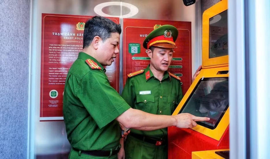 Cục Cảnh sát Quản lý hành chính về trật tự xã hội, Bộ Công an triển khai thí điểm mô hình Kiosk “Trạm Cảnh sát thông minh” tại Hà Nội.