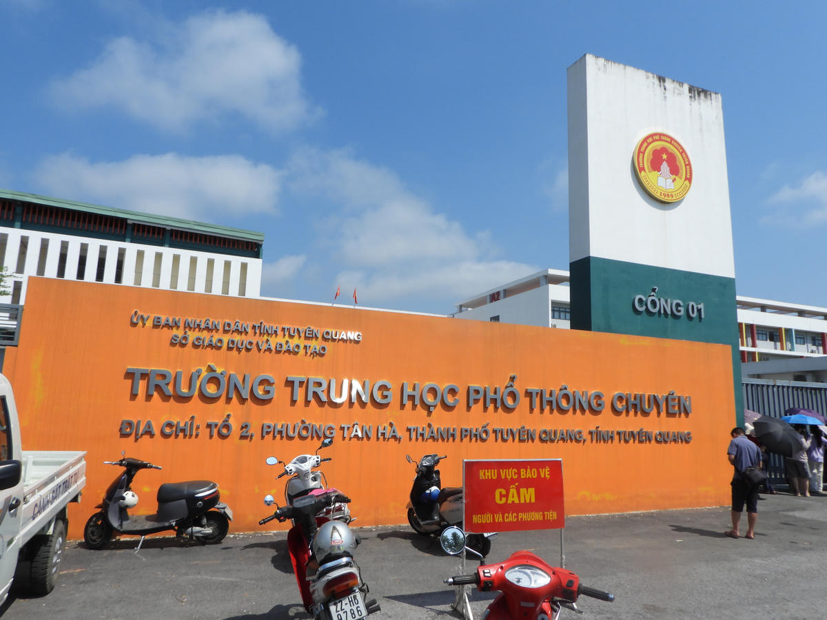 Điểm thi Trường THPT chuyên Tuyên Quang sáng 15/8.