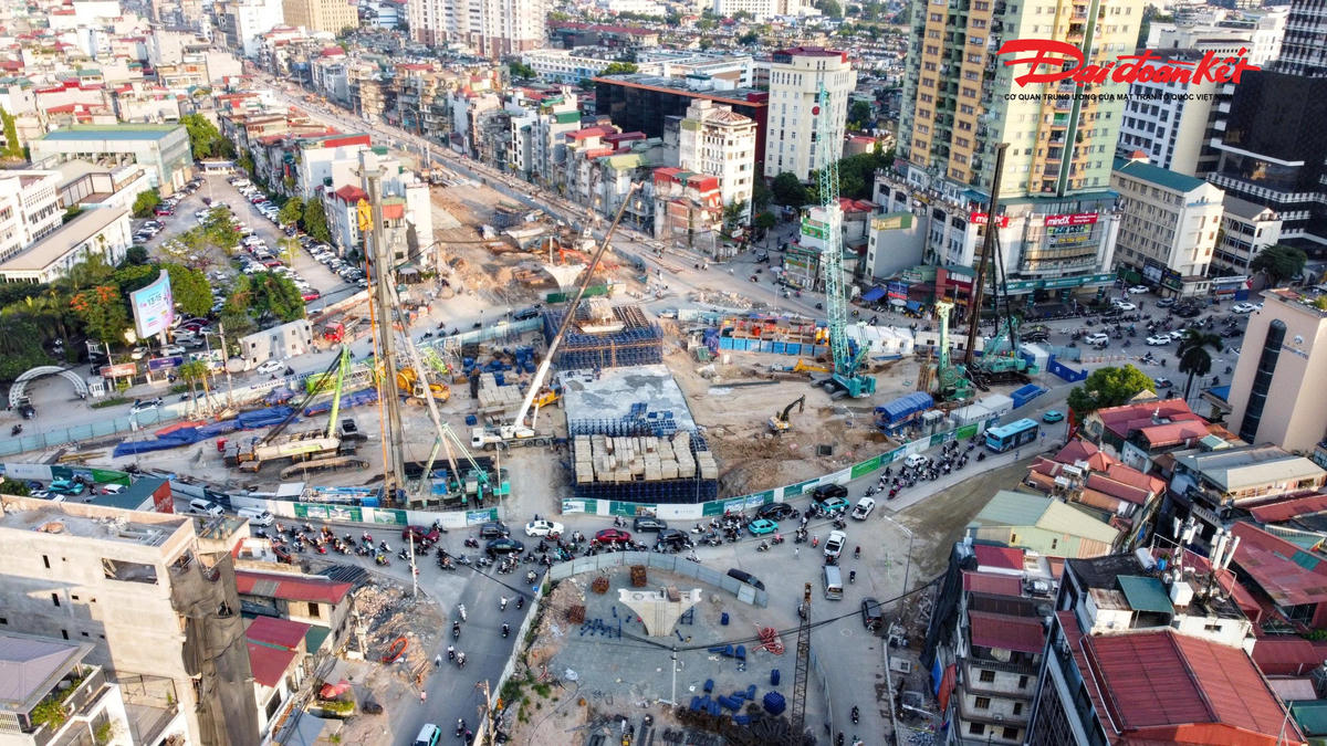 Cùng với phần đường, hai cầu vượt tại nút giao Láng Hạ và Nguyễn Chí Thanh cũng đang được khẩn trương triển khai.