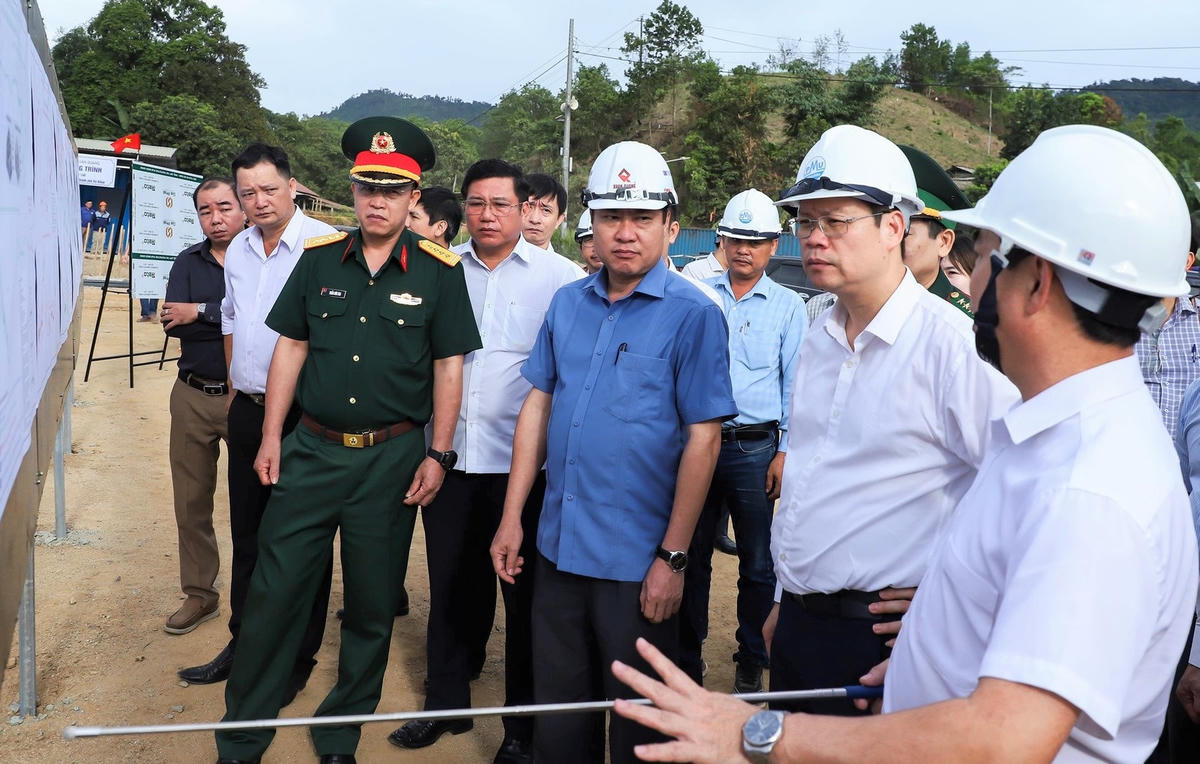 Chủ tịch UBND TP Đà Nẵng Nguyễn Mạnh Hùng (thứ 2, đeo kính) nghe báo cáo về Dự án cải tạo, nâng cấp Quốc lộ 14D đoạn qua xã Bến Giằng. Ảnh: NP.