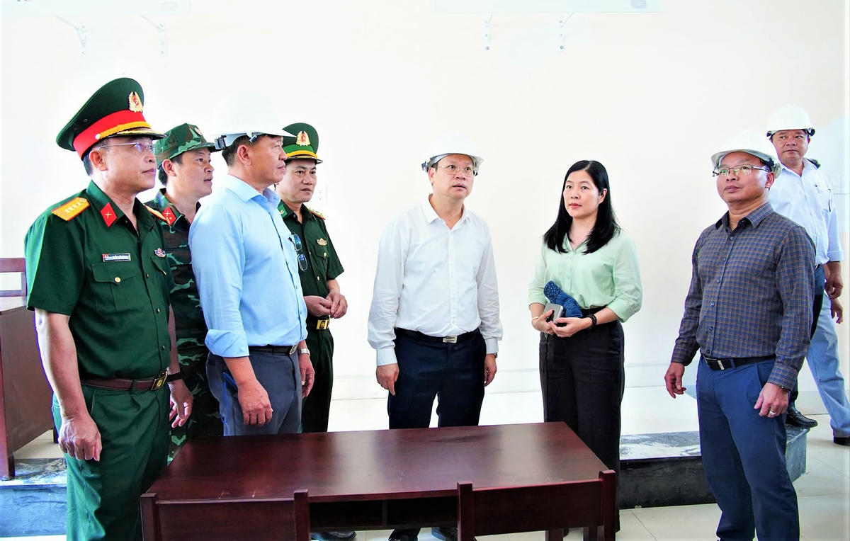 Chủ tịch UBND TP Đà Nẵng Nguyễn Mạnh Hùng (ở giữa) kiểm tra tiến độ thi công Trường Phổ thông nội trú liên cấp La Dêê. Ảnh: Mai Quang.