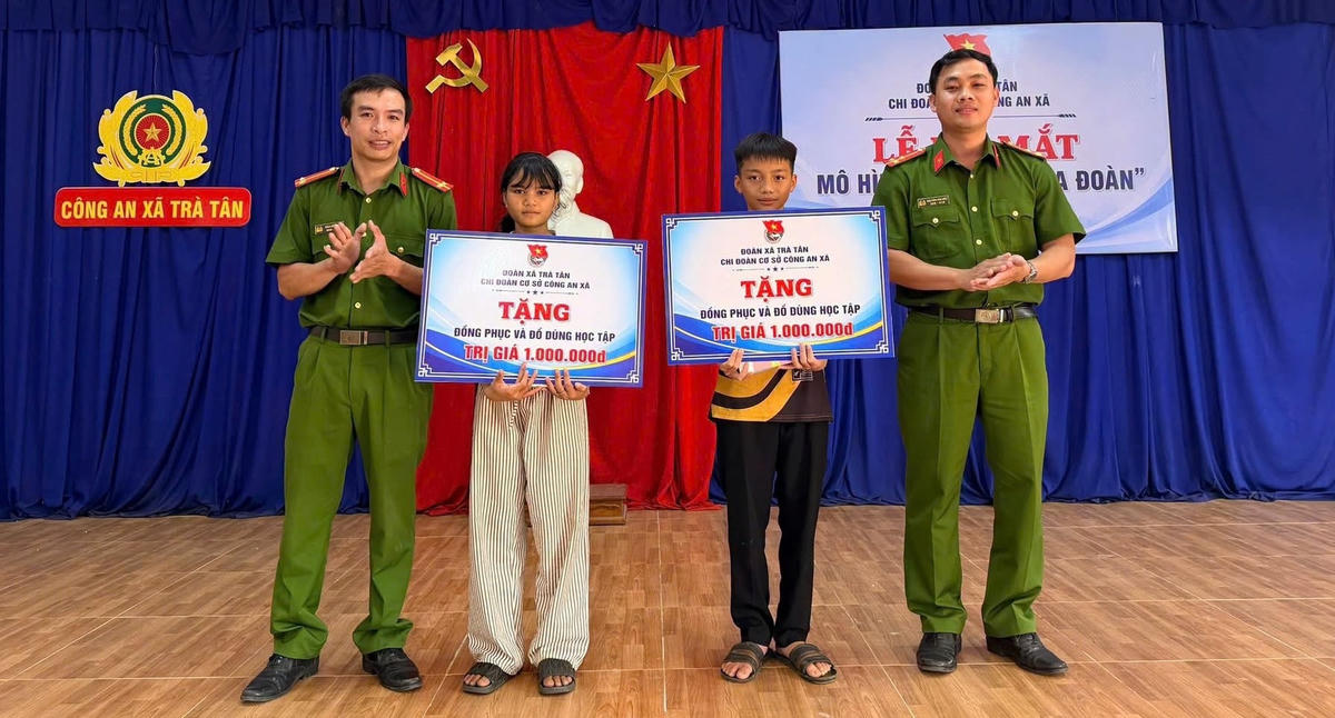 Chi đoàn Công an xã Trà Tân hỗ trợ cho 2 em học sinh mồ côi, có hoàn cảnh khó khăn. Ảnh: CA xã Trà Tân.