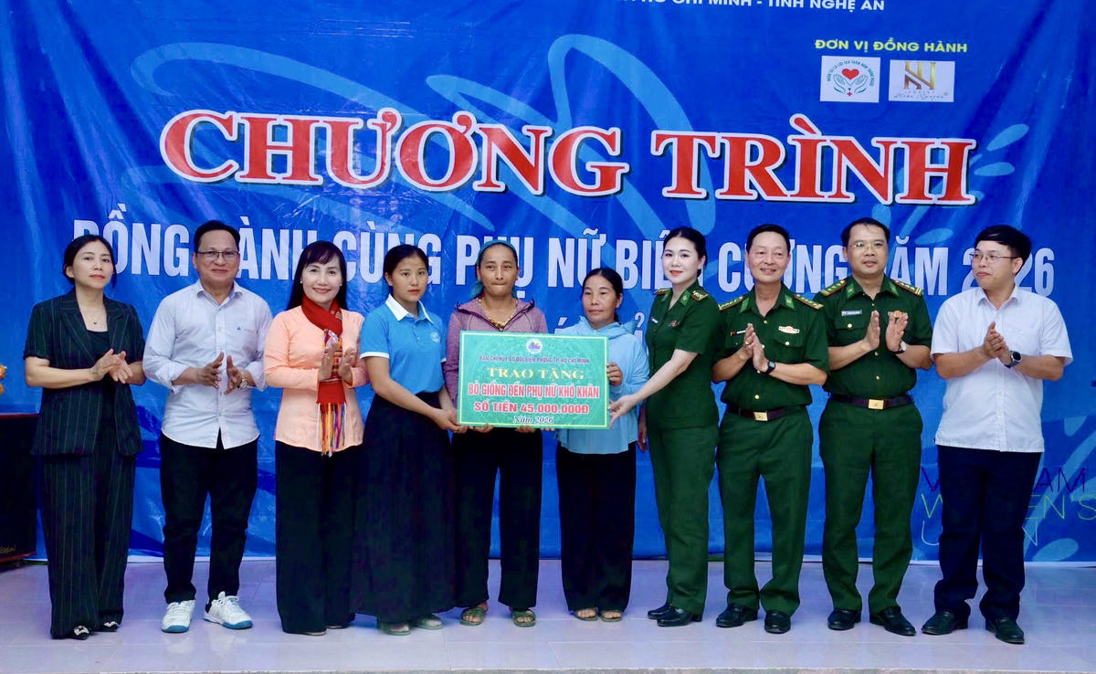 Trao hỗ trợ sinh kế cho các hội viên, phụ nữ có hoàn cảnh khó khăn tại xã Tam Thái, tỉnh Nghệ An. Ảnh: Quang Tiến.
