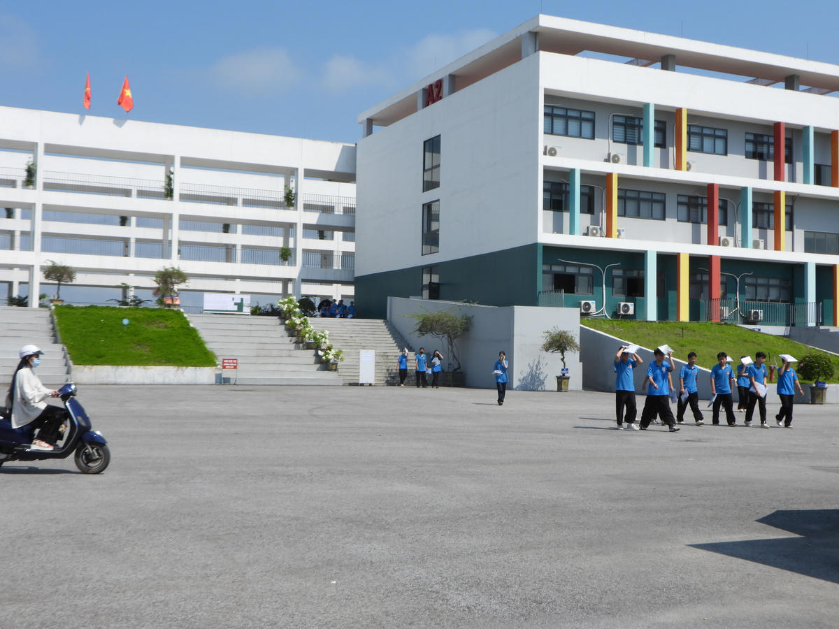 Các thí sinh rời điểm thi sau khi hoàn thành hai bài thi tự chọn.
