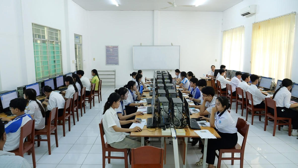  Sinh viên Đại học Trà Vinh thực hành tin học tại phòng máy. Ảnh Trung Ngãi
