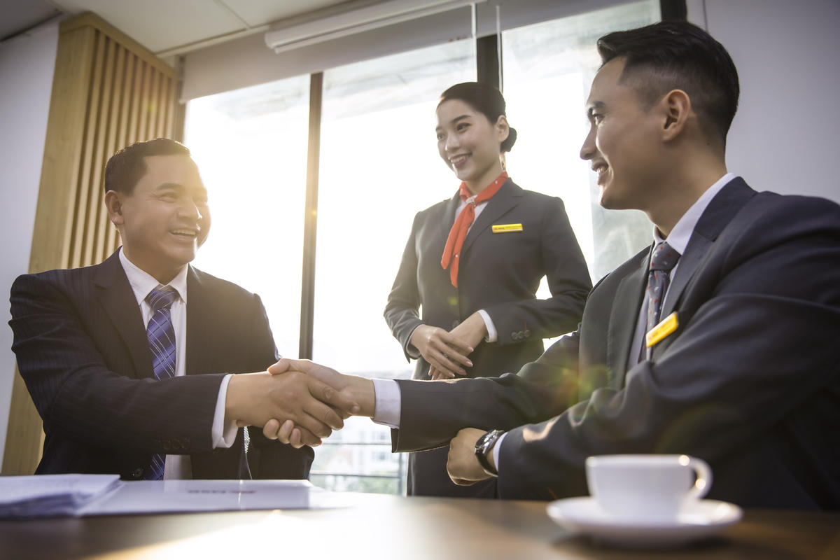 Nhiều ngân hàng giảm lãi suất cho vay hỗ trợ doanh nghiệp. Ảnh: K.T.