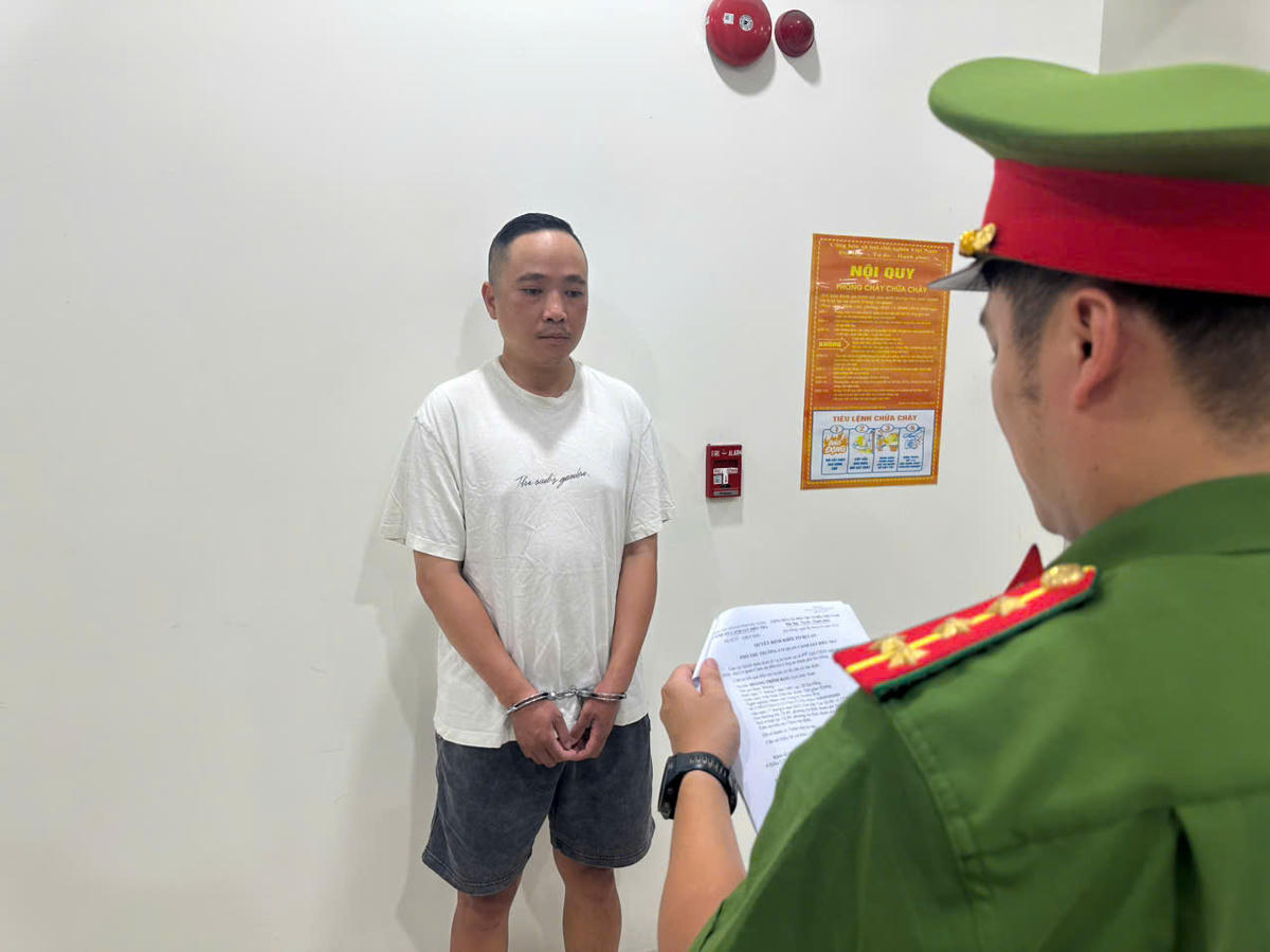 Công an TP Đà Nẵng đọc quyết định bắt Hoàng Trinh Bảo. Ảnh: CA Đà Nẵng.