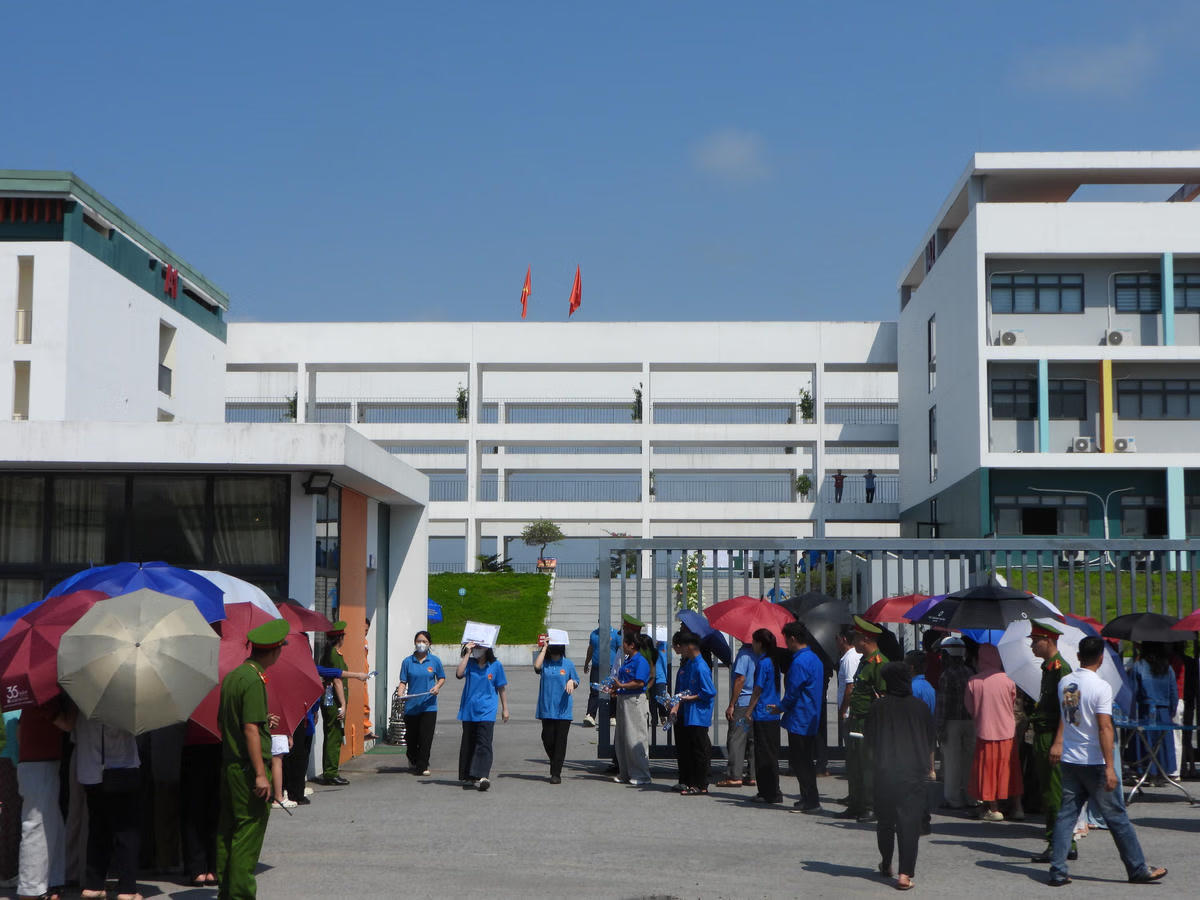 Thí sinh tại điểm thi Trường THPT chuyên Tuyên Quang hoàn thành kỳ thi lại tốt nghiệp THPT. Ảnh: Đức Sơn