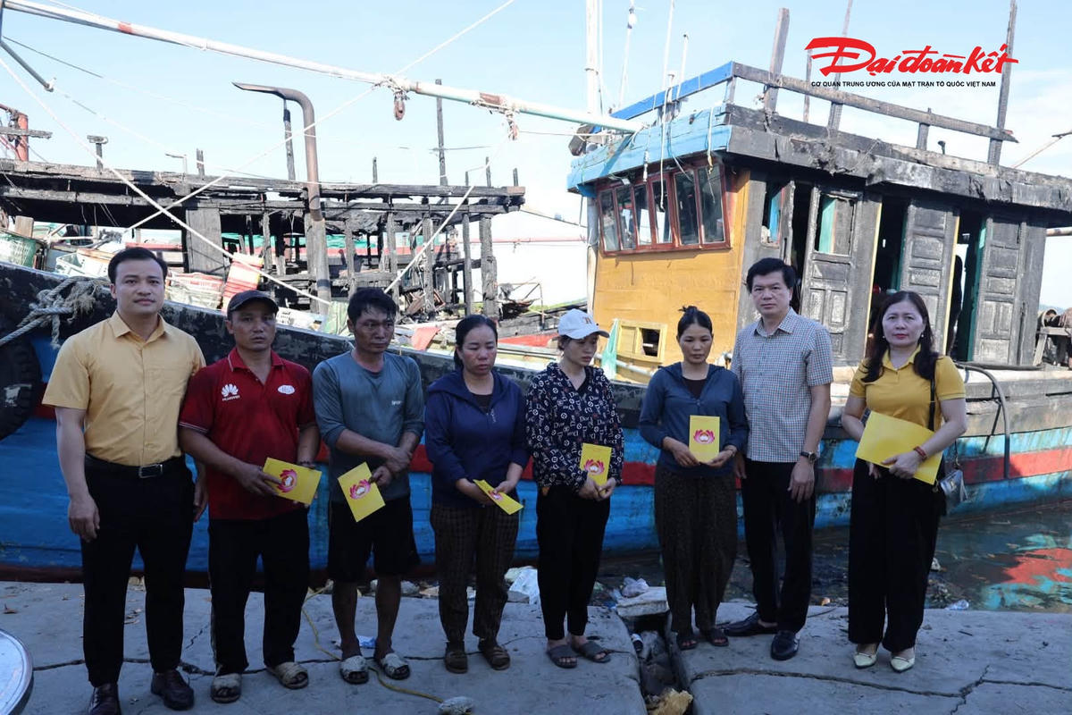 Trao hỗ trợ 15 triệu đồng cho mỗi tàu cá bị cháy từ Quỹ Cứu trợ tỉnh Nghệ An cho các ngư dân có 5 tàu cá bị cháy. Ảnh: ĐC