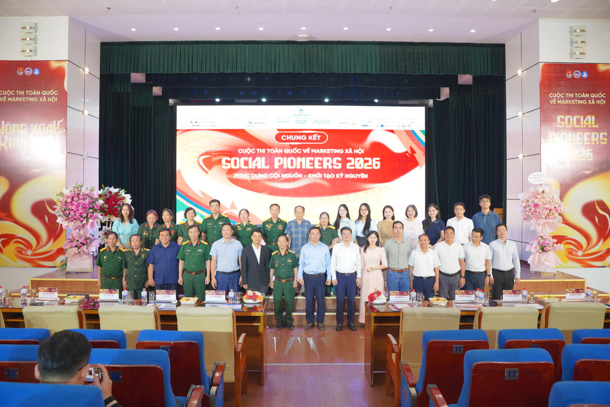 Các đại biểu, Ban tổ chức và khách mời chụp ảnh lưu niệm tại vòng Chung kết Social Pioneers 2026.