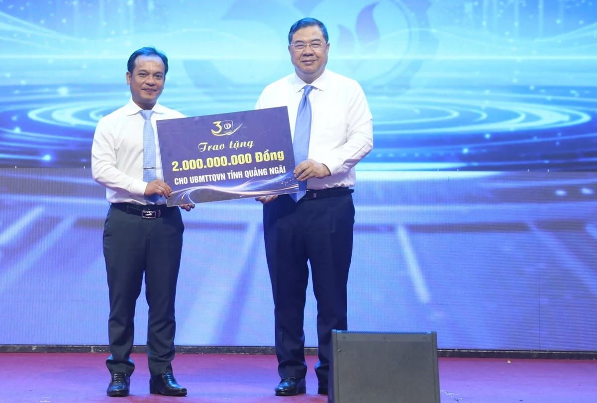 Phó Thủ tướng Thường trực Chính phủ Phạm Gia Túc (bên phải) trao bảng tượng trưng tặng 2 tỷ đồng cho Ủy ban MTTQ Việt Nam tỉnh Quảng Ngãi. Ảnh: TT.