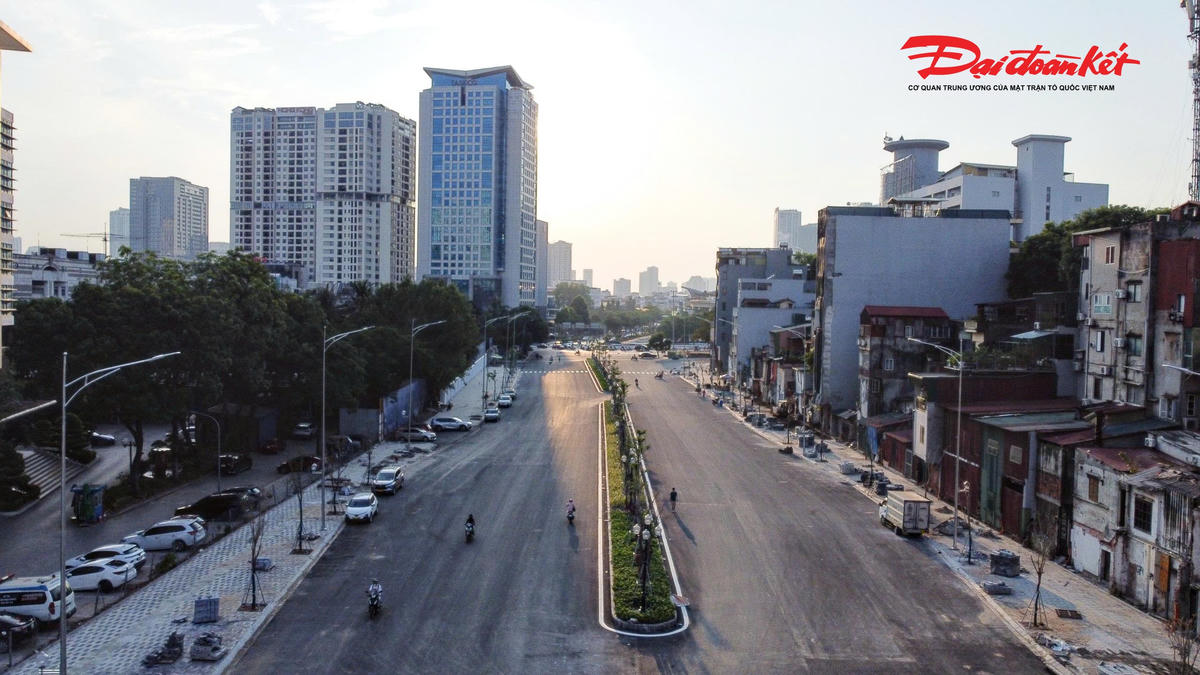 Sau khi được tập trung tháo gỡ khó khăn và đẩy nhanh thi công, diện mạo tuyến đường đang thay đổi từng ngày. Tại nhiều vị trí, mặt đường đã được trải thảm nhựa, dải phân cách được phủ cây xanh, hệ thống chiếu sáng được lắp đặt đồng bộ.