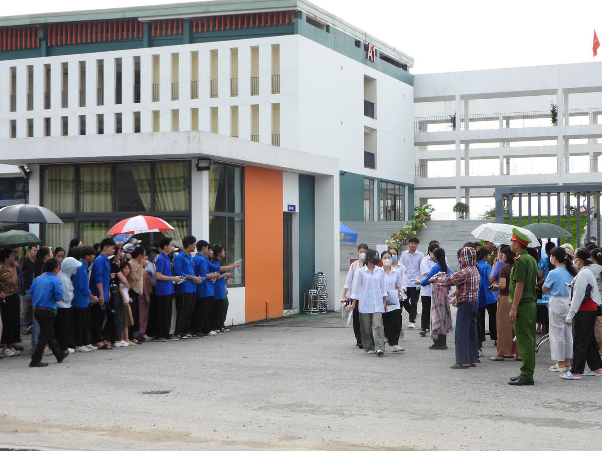 Thí sinh dự thi lại tốt nghiệp THPT tại điểm thi Trường THPT chuyên Tuyên Quang. Ảnh: Đức Sơn
