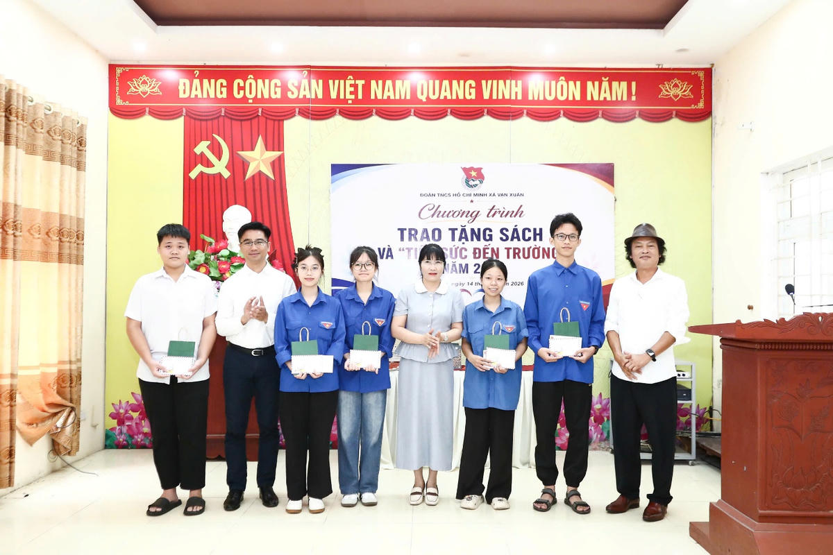 Chương trình “Tiếp sức đến trường”, các nhà tài trợ và tác giả đã trao tặng các suất quà thiết thực cho những học sinh có thành tích học tập tốt.
