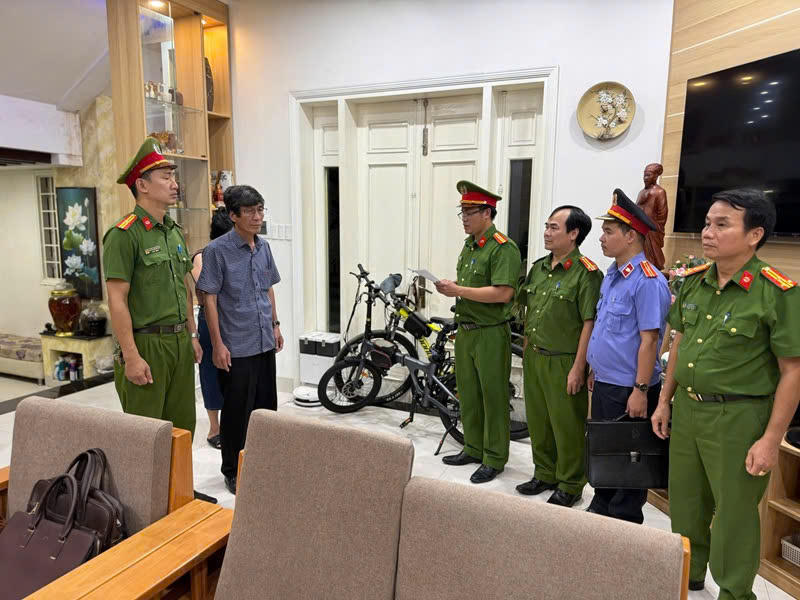 Cơ quan Cảnh sát điều tra Công an TP Huế đọc lệnh khởi tố ông Hà Xuân Hậu (thứ 2 từ trái sang), Giám đốc Ban QLDA Đầu tư xây dựng và Phát triển đô thị TP Huế. Ảnh: P.B.