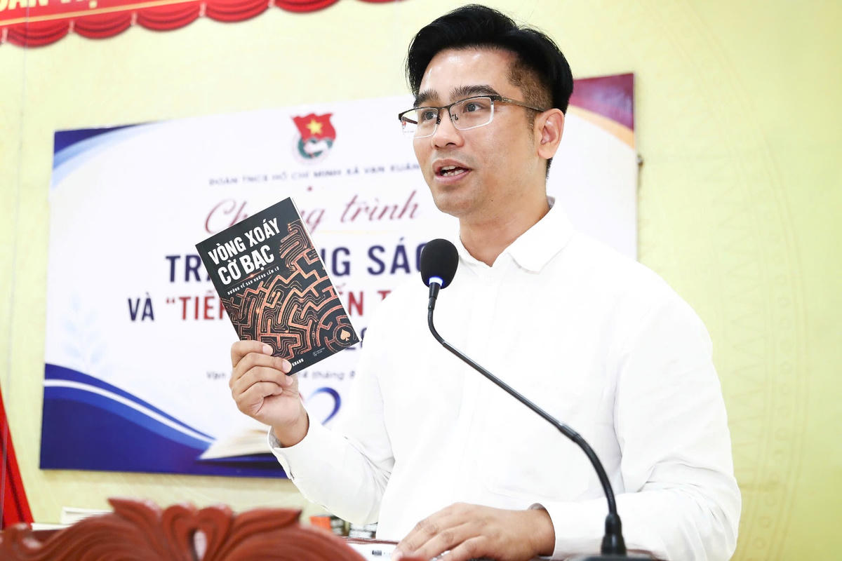 Nhà báo Nguyễn Công Khanh (Báo Đại đoàn kết)  phát biểu tại chương trình.