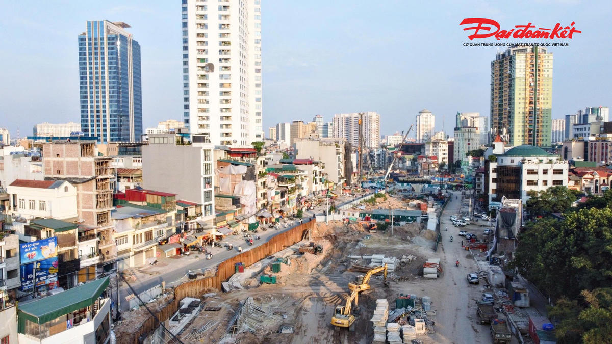 Dự án Vành đai 1 đoạn Hoàng Cầu - Voi Phục dài hơn 2,2km, mặt cắt ngang rộng 50m, đi qua các phường Ô Chợ Dừa, Giảng Võ và Láng. Với tổng mức đầu tư gần 7.800 tỷ đồng, đây được xem là một trong những tuyến đường có chi phí đầu tư trên mỗi km cao nhất Hà Nội, từng được dư luận ví von là tuyến đường “đắt nhất hành tinh”.