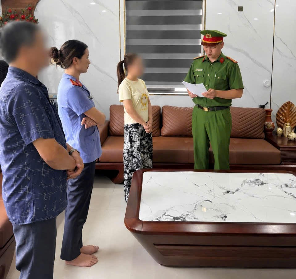 Phòng Cảnh sát kinh tế, Công an tỉnh Quảng Ninh tống đạt quyết định khởi tố bị can đối với các đối tượng trong vụ án. Ảnh: Công an tỉnh Quảng Ninh