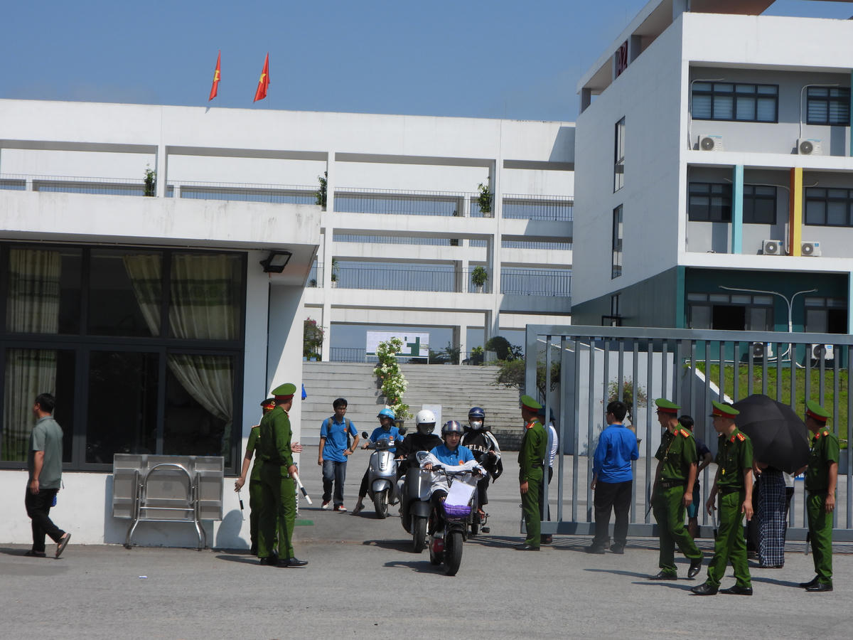 Lực lượng chức năng được bố trí tại khu vực điểm thi, kiểm soát chặt chẽ người ra vào, bảo đảm an ninh, an toàn trong suốt thời gian diễn ra kỳ thi.