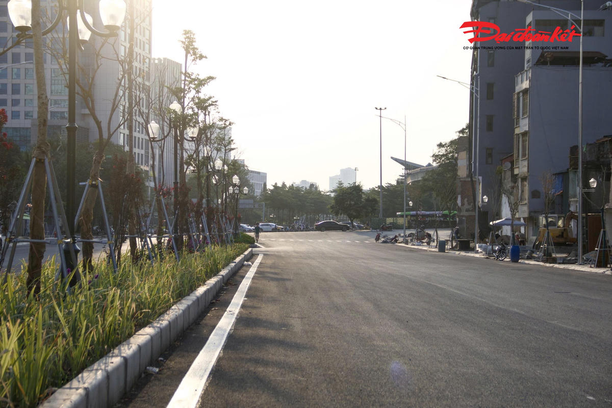 Trong đó, khoảng 750m đoạn từ nút giao Nguyễn Chí Thanh đến phố Thành Công đã được rải thảm nhựa hơn một nửa bề rộng mặt đường. Đây được xem là bước tiến quan trọng để triển khai các hạng mục còn lại.