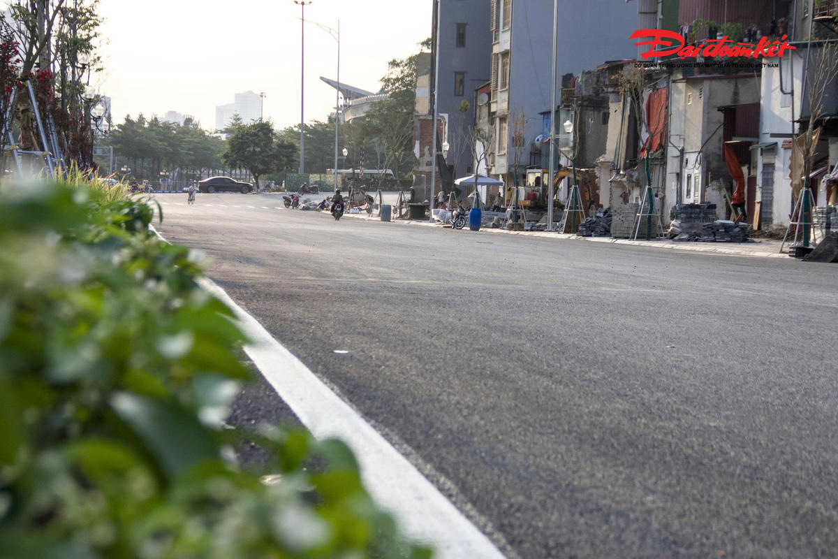 Đáng chú ý, đoạn từ nút giao Voi Phục đến Bệnh viện Nhi Trung ương cơ bản hoàn tất các hạng mục chính. Một số phương tiện đã được tổ chức lưu thông tạm thời, giúp kết nối thuận lợi hơn tới khu vực Bệnh viện Phụ sản Hà Nội và Bệnh viện Nhi Trung ương.