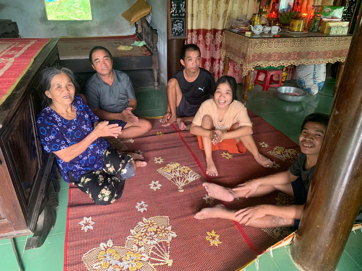 Giờ bà Dần chỉ mong mình có thật nhiều sức khỏe để mỗi ngày có thể tự tay chăm sóc, dành những tình yêu thương vô bờ bến cho các con