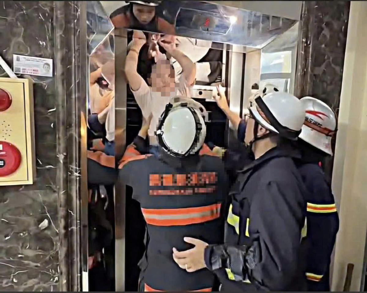 Sự cố thang máy nhà ở kết hợp kinh doanh số 1C Định Công Thượng, phường Định Công, Hà Nội; lực lượng Cảnh sát PCCC và CNCH Công an TP đã đưa 13 người mắc kẹt ra ngoài an toàn.