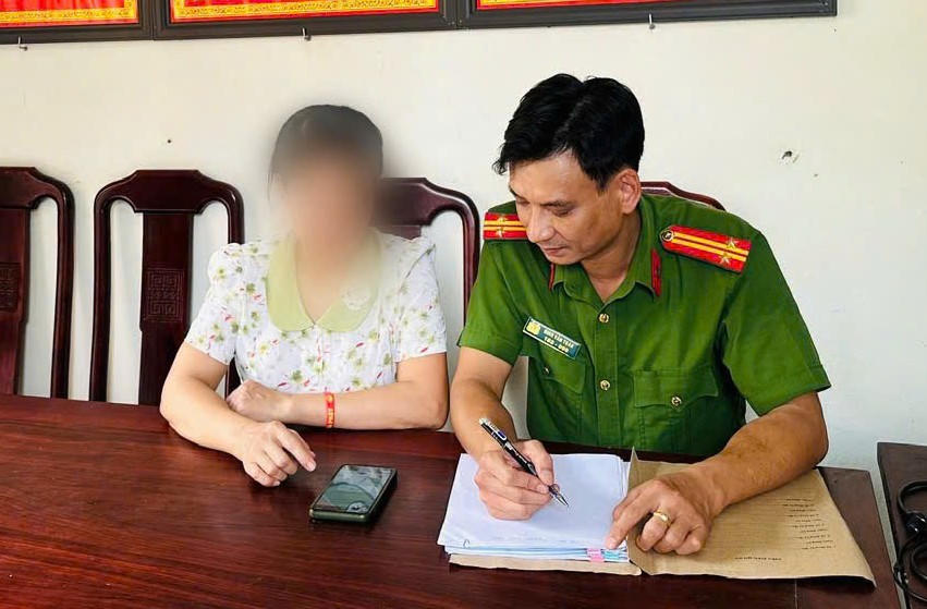 Công an xã Thanh Ba, tỉnh Phú Thọ kịp thời hướng dẫn bà Ch. không chuyển tiền cho đối tượng lừa đảo.
