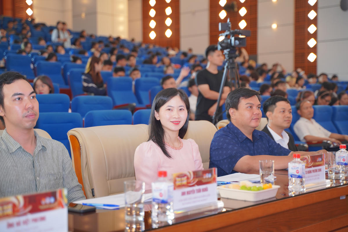 Ban giám khảo đêm chung kết Bảng sinh viên.