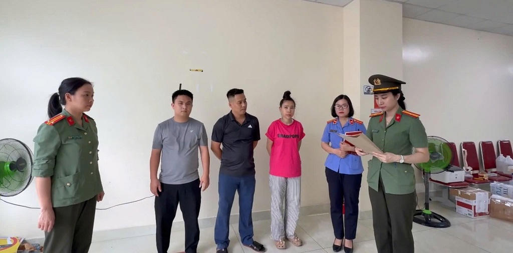 Cơ quan An ninh điều tra Công an tỉnh Nghệ An đọc Quyết định khởi tố vụ án, khởi tố bị can đối với Vi Văn Đông, Vũ Thị Hà và Phạm Bá Tài về tội “Lừa đảo chiếm đoạt tài sản”. Ảnh: Công an tỉnh Nghệ An