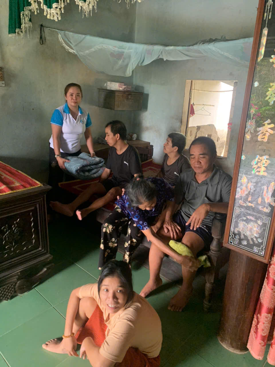 Chị Hoàng Thị Bông -  Chi hội trưởng phụ nữ thôn Tân Tuyền đến giúp gia đình bà Dần dọn dẹp nhà cửa