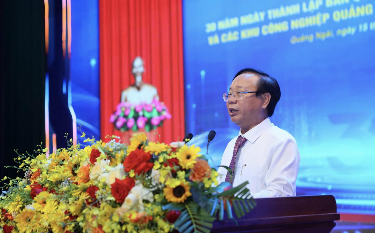 Trưởng Ban Quản lý KKT Dung Quất và các KCN Quảng Ngãi Lương Kim Sơn đọc diễn văn tại lễ kỷ niệm. Ảnh: CĐ.