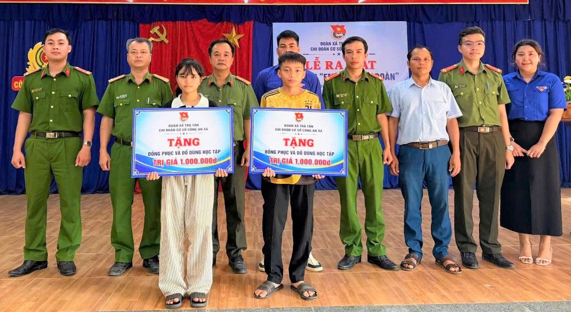 Lãnh đạo xã Trà Tân cùng Công an xã và em học sinh có hoàn cảnh khó khăn chụp ảnh lưu niệm. Ảnh: CA xã Trà Tân.