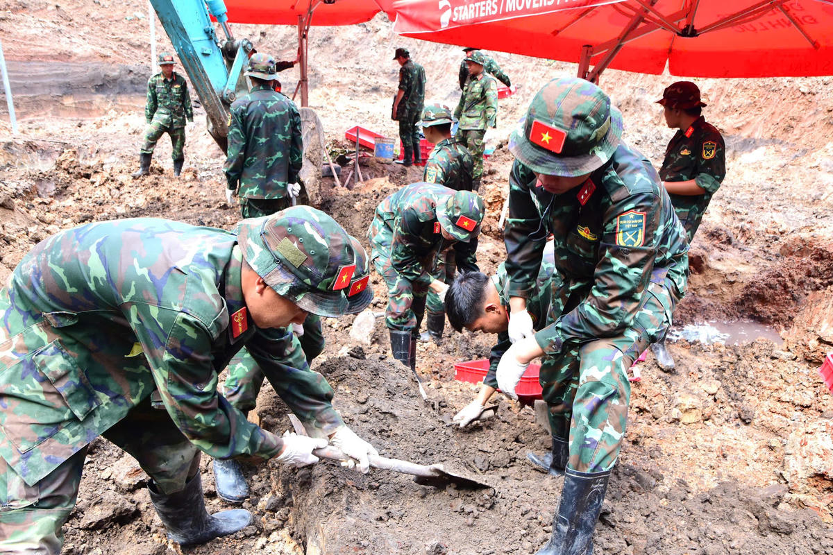 Các lực lượng tìm kiếm hài cốt liệt sĩ tại Công viên Lê Thị Riêng. Ảnh: Bộ Tư lệnh thành phố cung cấp.