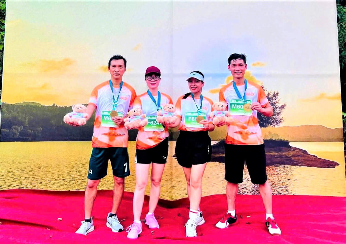 Vận động viên check in tại Giải chạy cộng đồng “Run To Share-Khám phá Phú Ninh”. Ảnh: CĐ.