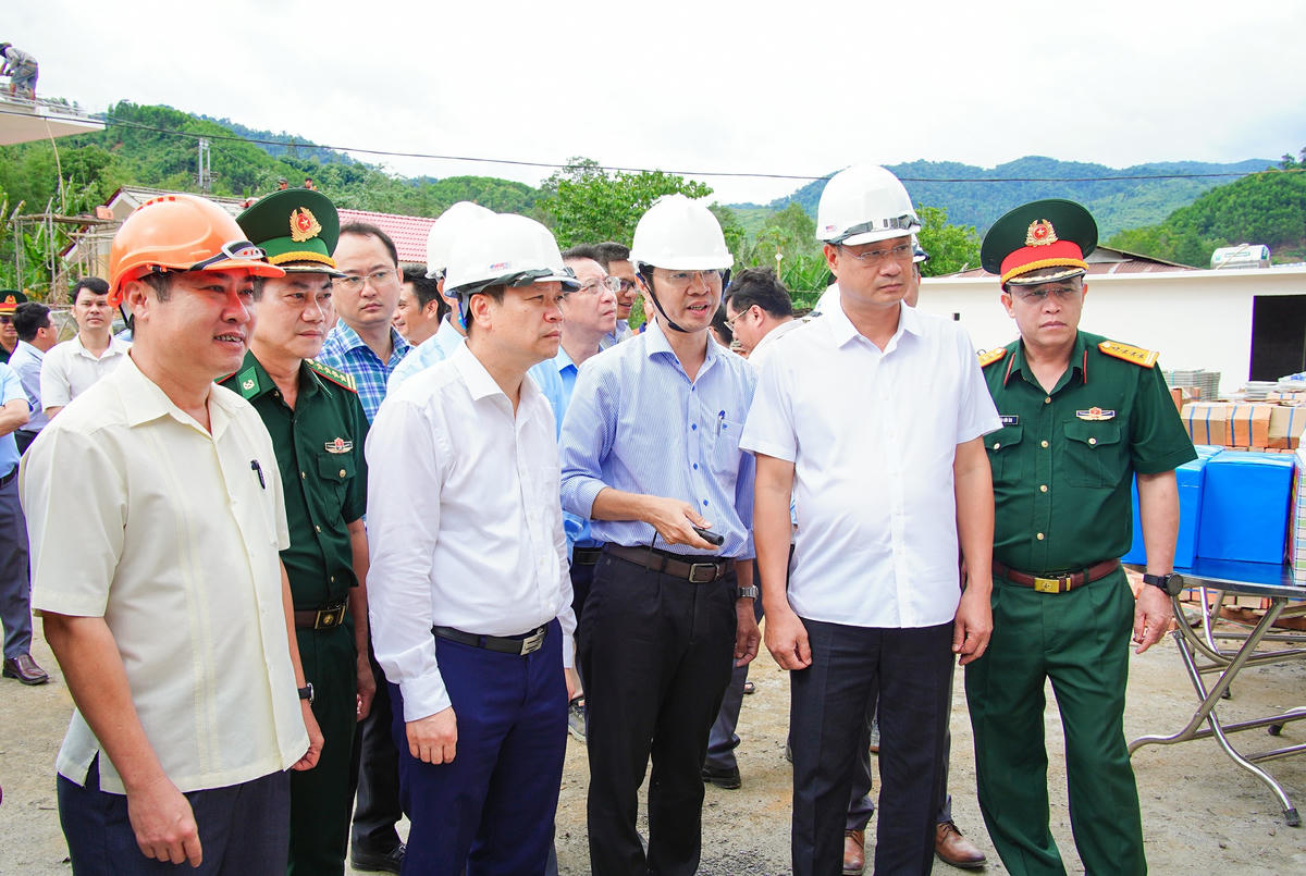 Bí thư Thành ủy Đà Nẵng Lê Ngọc Quang (bên trái) cùng Chủ tịch UBND TP Đà Nẵng Nguyễn Mạnh Hùng nghe báo cáo tiến độ xây dựng Trường Phổ thông nội trú Tiểu học và Trung học cơ sở Đắc Pring. Ảnh: MQ.