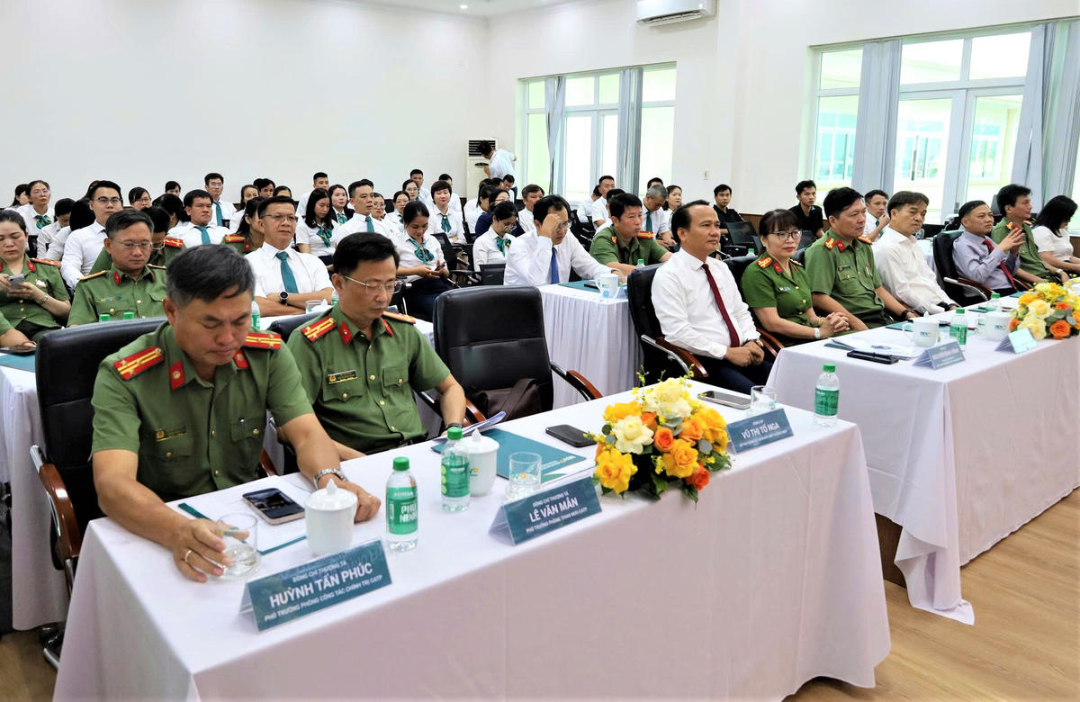 Các đại biểu tham dự Ngày hội Toàn dân bảo vệ an ninh Tổ quốc tại Ngân hàng BIDV-chi nhánh Quảng Nam. Ảnh: Chí Đại.