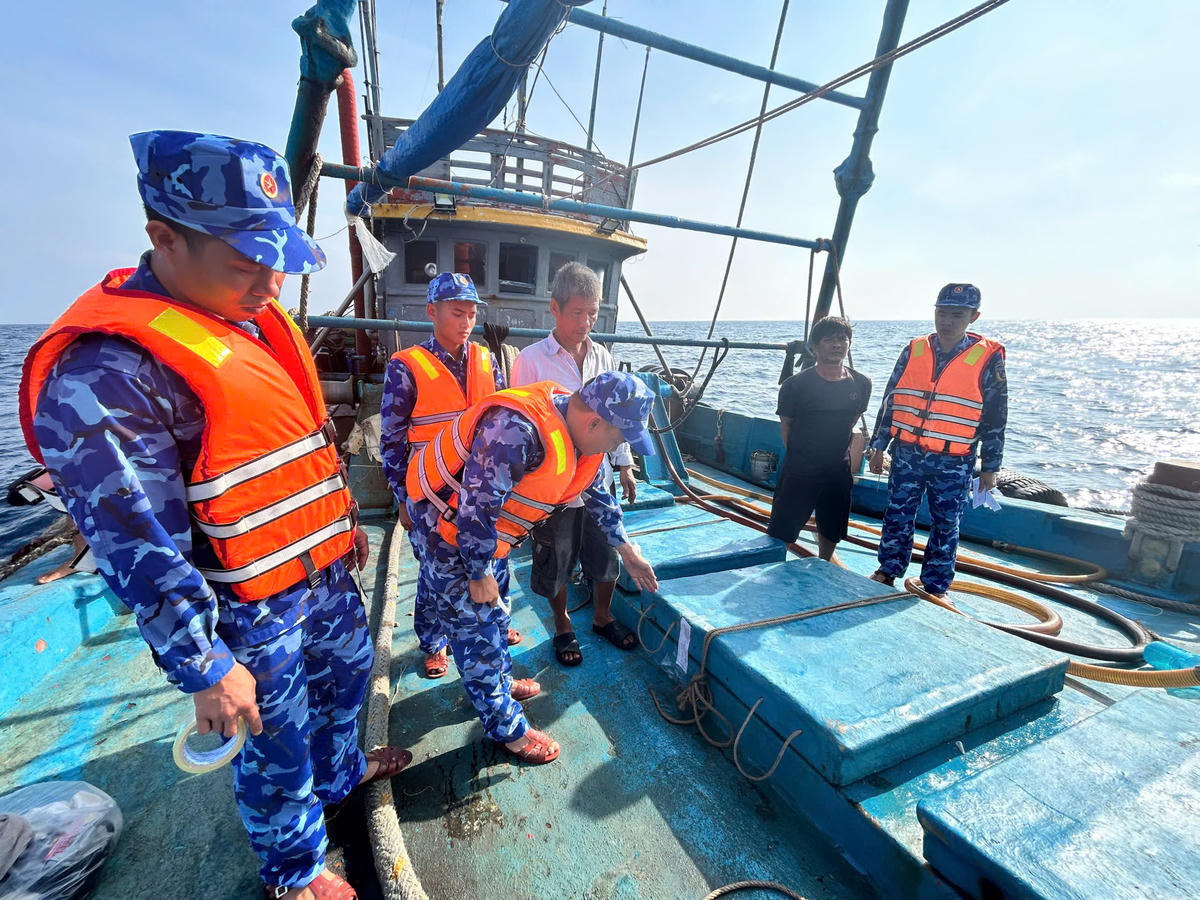  Lực lượng chức năng Bộ Tư lệnh Vùng Cảnh sát biển 4 niêm phong hàng hóa trên tàu TG 91467-TS. Ảnh: Bá Hưng