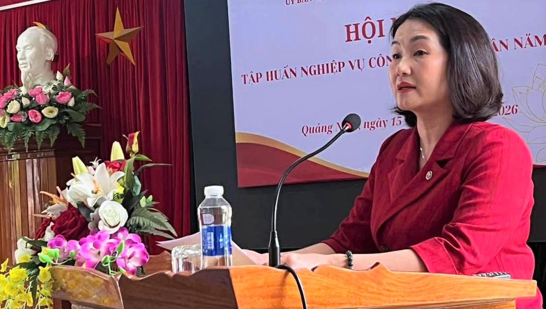 Bà Nguyễn Thị Ánh Lan, Phó Chủ tịch Ủy ban MTTQ Việt Nam tỉnh Quảng Ngãi phát biểu tại hội nghị tập huấn. Ảnh: MT.