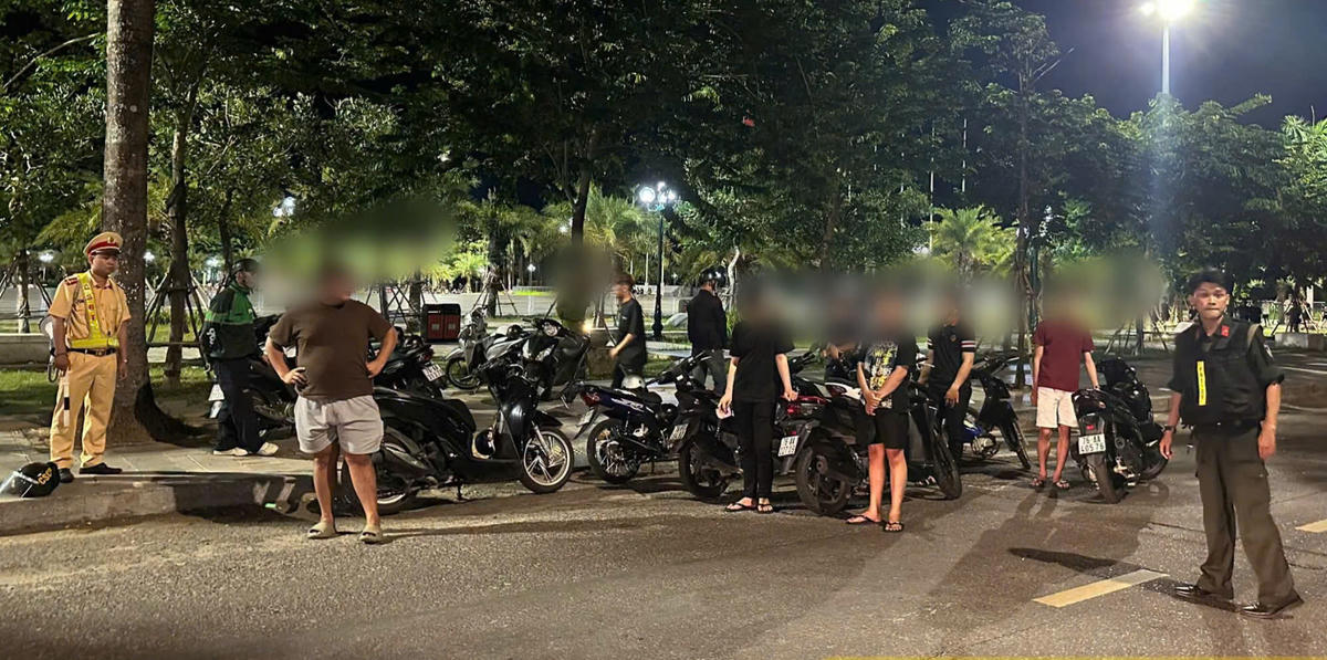 Lực lượng Công an tỉnh Quảng Ngãi ngăn chặn thanh thiếu niên điều khiển phương tiện gây mất an ninh, trật tự. Ảnh: CA Quảng Ngãi.