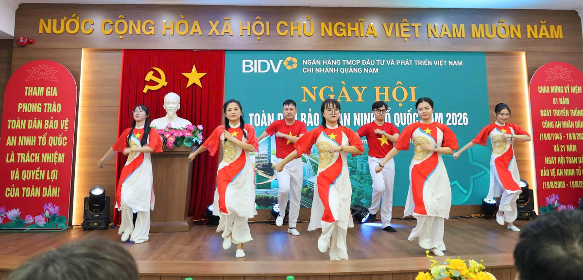 Một tiết mục văn nghệ tại Ngày hội Toàn dân bảo vệ an ninh Tổ quốc tại Ngân hàng BIDV-chi nhánh Quảng Nam. Ảnh: Chí Đại.