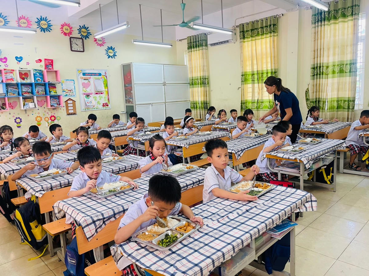 Hình ảnh suất ăn thực tế của học sinh một trường học ở Hà Nội được công khai để phụ huynh cùng theo dõi, giám sát. Ảnh: T.T.