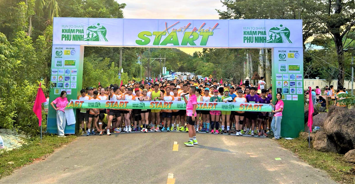 Các vận động viên tham gia Giải chạy cộng đồng “Run To Share-Khám phá Phú Ninh”. Ảnh: CĐ.