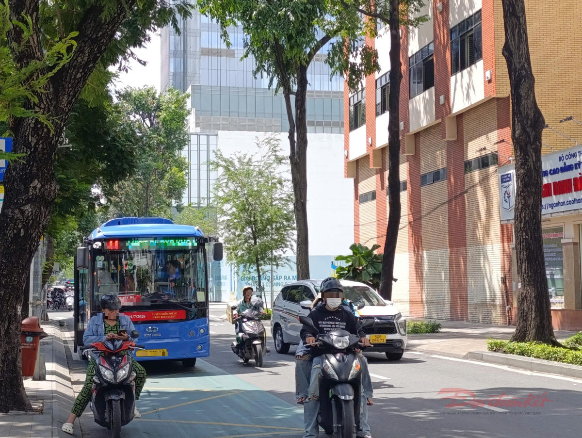 Xe buýt di chuyển trên một tuyến đường trung tâm phường Sài Gòn, TPHCM. Ảnh: T.Luân.