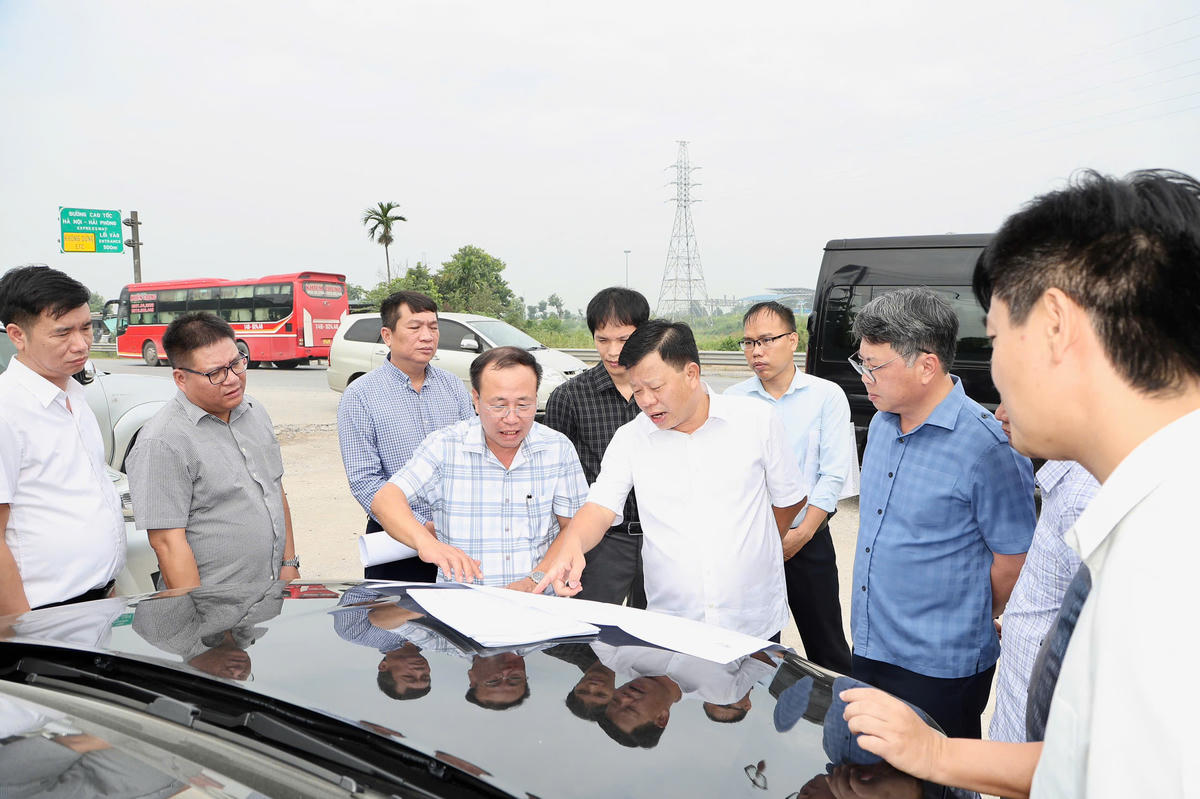 Lãnh đạo TP Hải Phòng kiểm tra thực địa tại xã An Quang. Ảnh: VC.