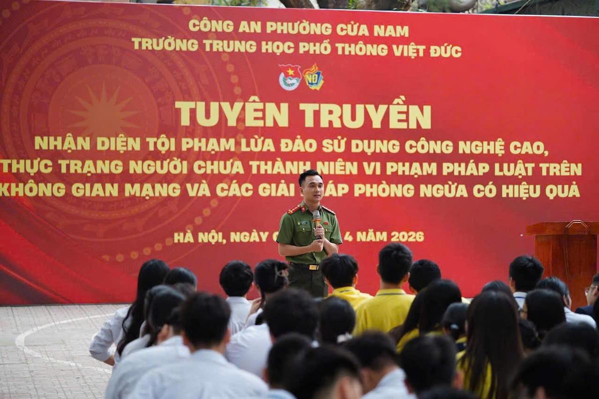 Công an phường Cửa Nam, TP Hà Nội phối hợp Trường THPT Việt Đức tuyên truyền chuyên đề “Phòng chống tội phạm công nghệ cao trên không gian mạng”.