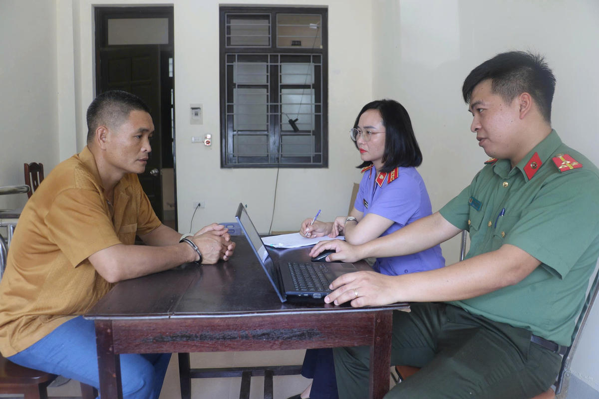 Đối tượng Nguyễn Đình Kiên (43 tuổi), trú phường Thành Vinh, tỉnh Nghệ An - lái tàu tại cơ quan công an. Ảnh: CANA