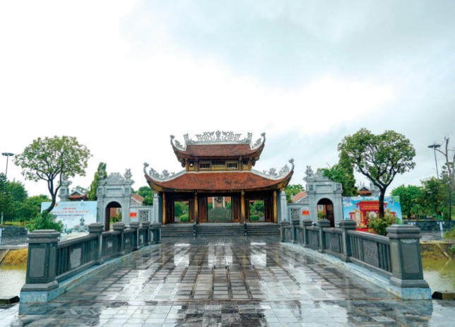 Lối vào Đền thờ, Tượng đài Lý Thường Kiệt bên dòng sông Như Nguyệt lịch sử. Ảnh: Trường Hùng.